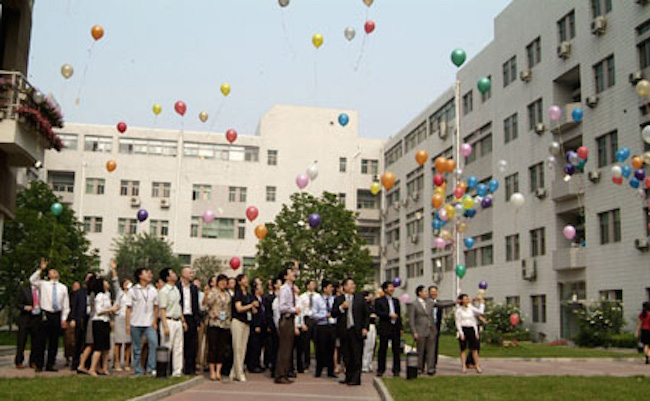Graduates of the joint EMBA program between INSEAD and Tsinghua University
